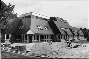 <p>Op het voormalige veemarktterrein wordt in 1984 een nieuw politiebureau gebouwd (Regionaal Archief Zutphen). </p>
